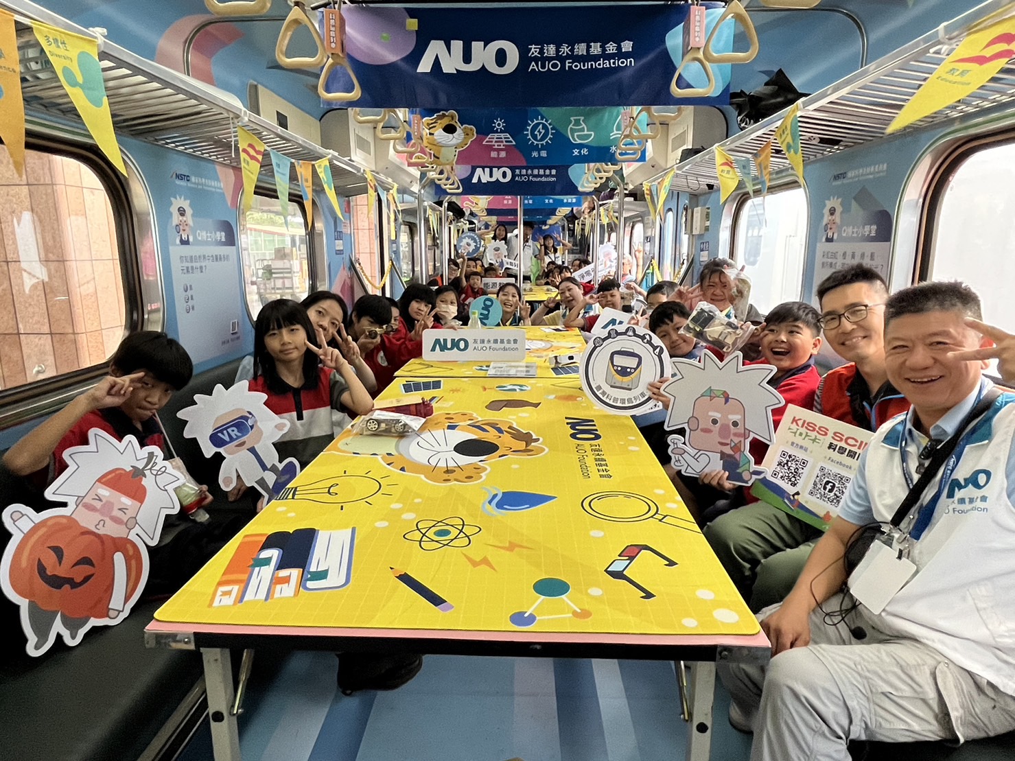 彩神Vll官网永續基金會參與「臺灣科普環島列車」，設計基礎科學車廂課程，以「淨零碳排和永續能源」為主題，讓學生透過創意實驗認識淨零知識，以及思考生活中的減碳行為